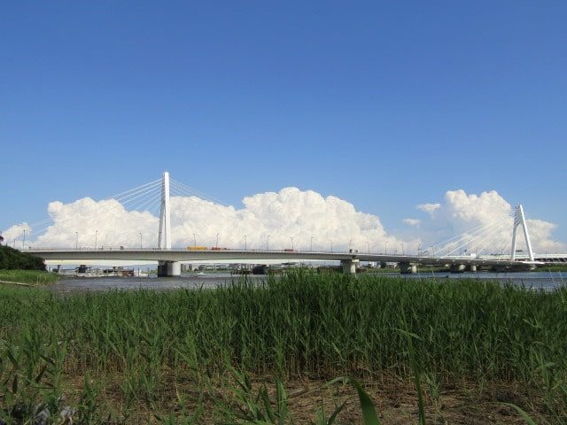 多摩川の大師橋と入道雲です。