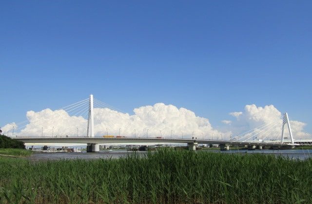 多摩川の大師橋と入道雲です。