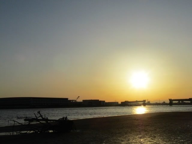 多摩川の河口付近の夕日です。