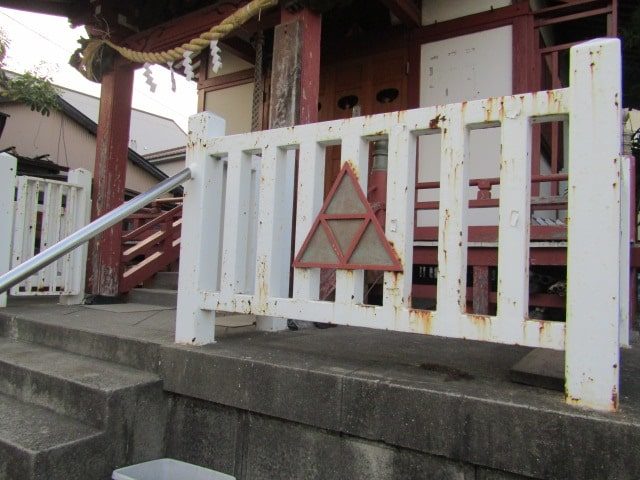 羽田の玉川弁財天の本殿の三角形の飾りです。