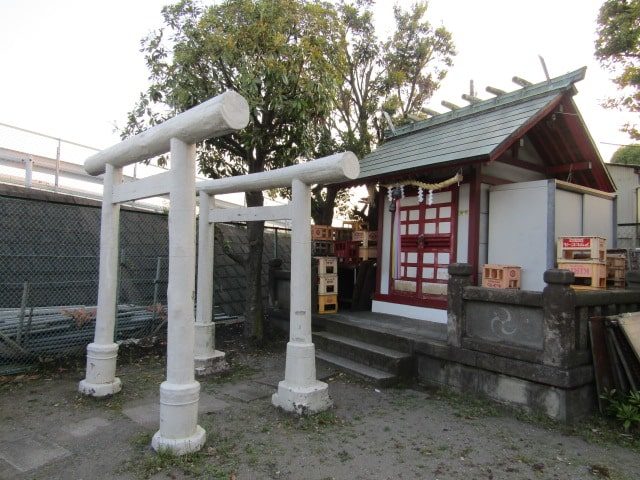羽田の玉川弁財天と同じ敷地内にある水神社です。