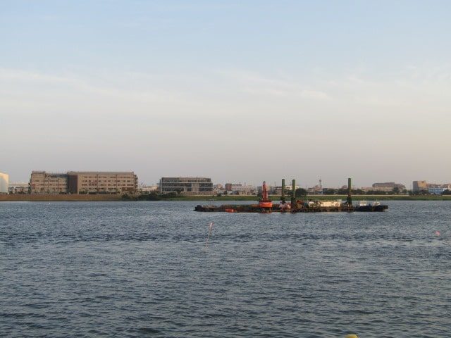 多摩川の浚渫をしている船です。