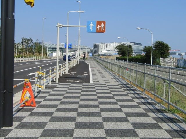 羽田空港敷地内の新しい歩道です。