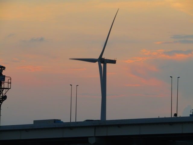 川崎の東扇島の風車です。