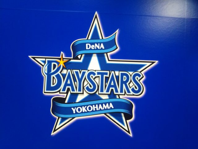 JR関内駅構内のDeNAのロゴマークです。