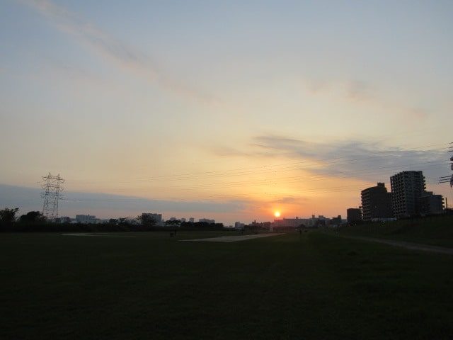 多摩川の大師橋緑地から見た夕焼けです。