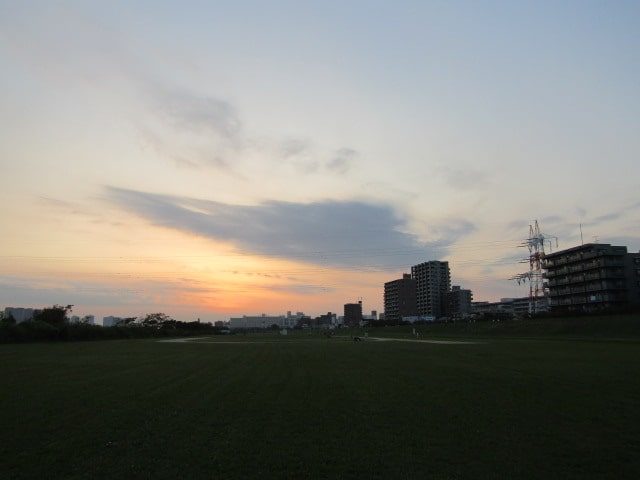 多摩川の大師橋緑地から見た夕焼けです。