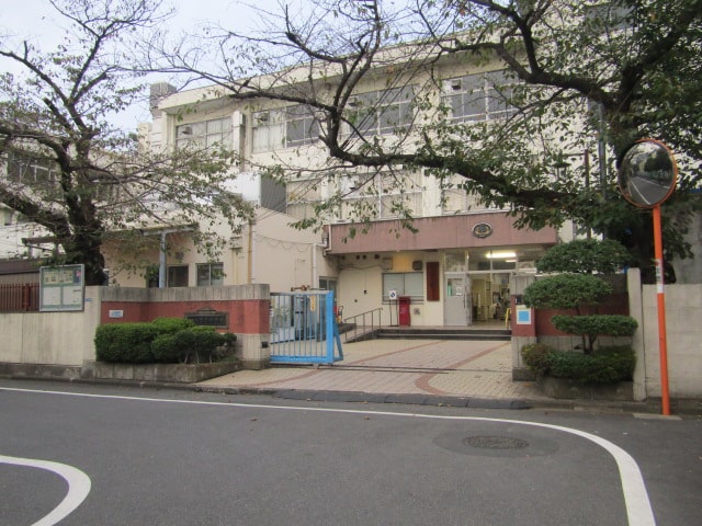 大田区西糀谷にある糀谷中学校です。