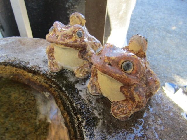 羽田神社の境内のカエルです。
