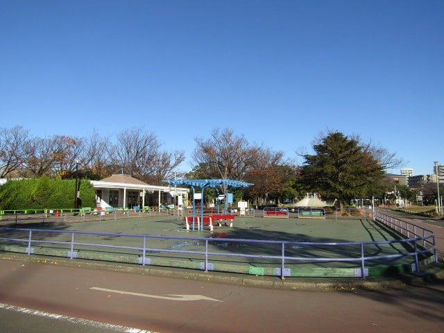 大田区立萩中公園内の交通公園のローラースケート場です。