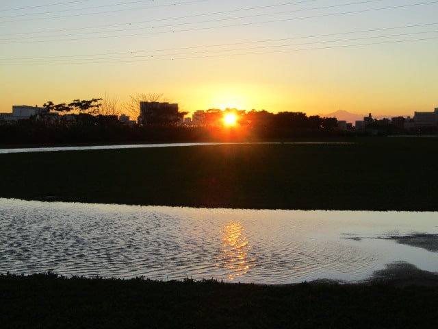 多摩川大師橋緑地の夕日です。