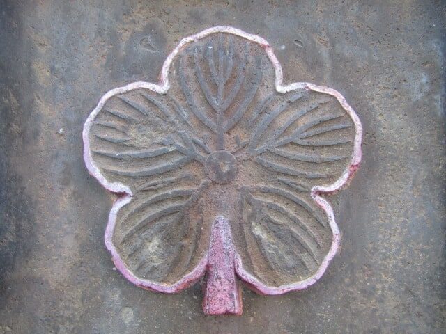 南蒲田の北野神社の梅の花の彫刻です。