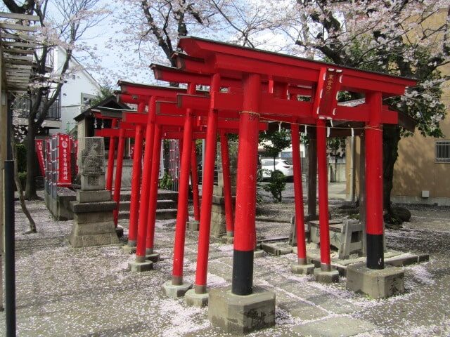 萩中神社境内の稲荷社です。