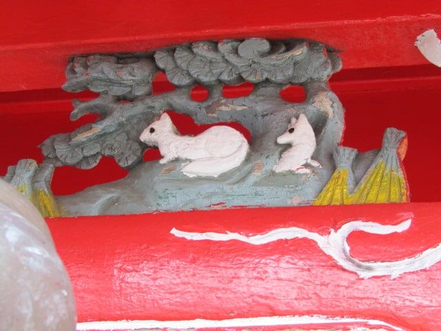 大田区本羽田一丁目の重幸稲荷神社の社殿の狐です。