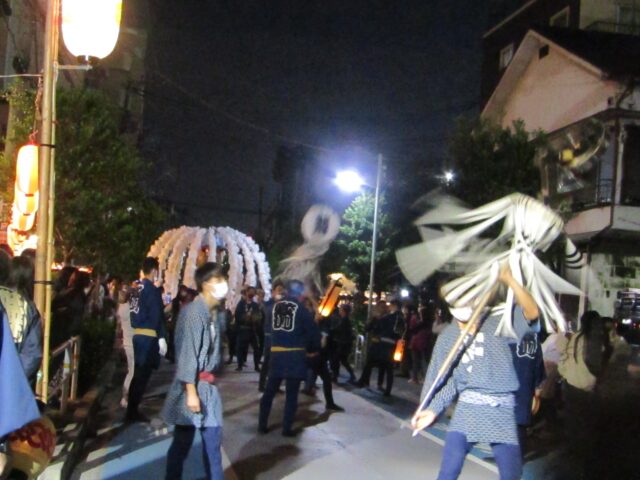 鈴ヶ森の大経寺の御会式の万灯練り行列