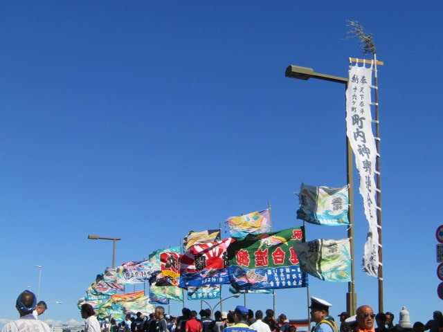 羽田の祭りの弁天橋の大漁旗