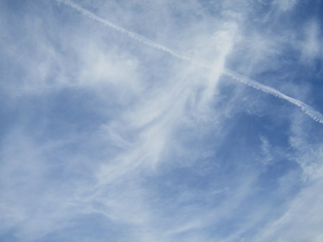 １０月の飛行機雲