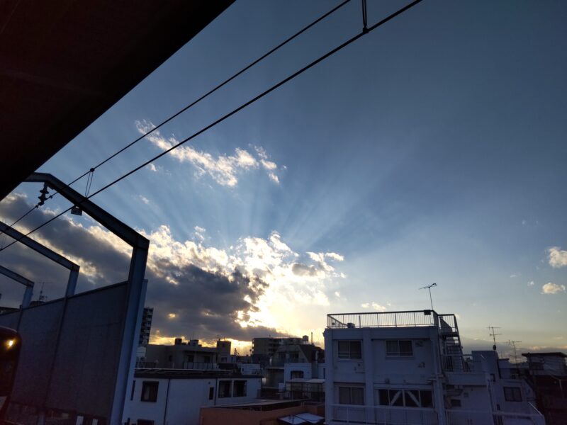 京急線の駅から見た雲