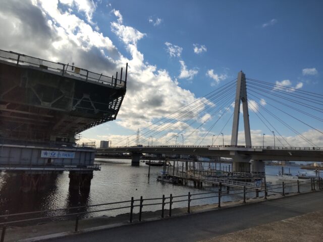 大師橋と首都高羽田線の断面