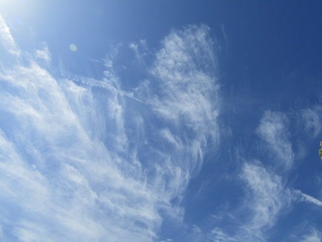大田区上空の空に消えかかった飛行機雲