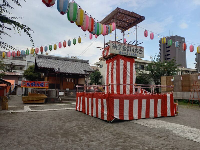 西糀谷の浜竹神社の納涼盆踊り大会の準備のようす