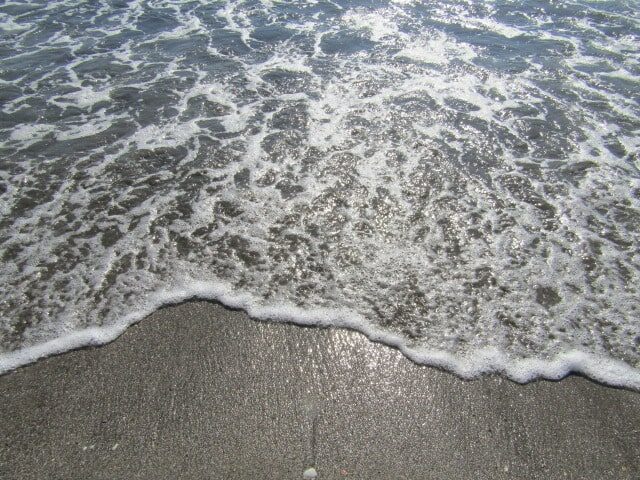 逗子海岸の波打ち際