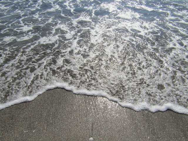 逗子海岸の波打ち際