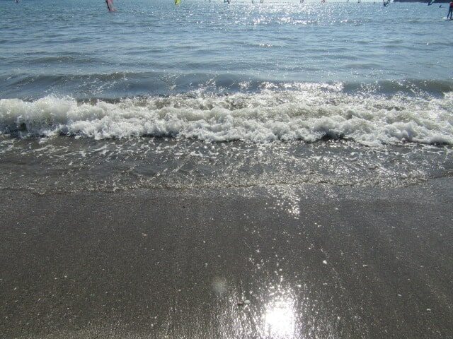 逗子海岸の波打ち際